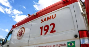 Caminhão tomba na BR-251 em Francisco Sá; motorista é socorrido pelo SAMU