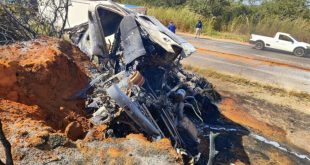 Carreta tomba, pega fogo e motorista é socorrido de helicóptero na BR‑251, em Grão Mogol