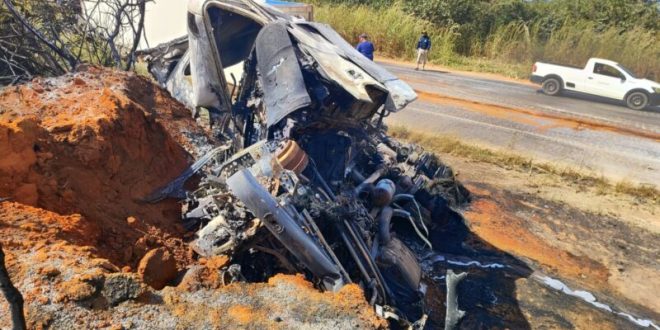 Carreta tomba, pega fogo e motorista é socorrido de helicóptero na BR‑251, em Grão Mogol