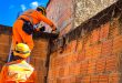 Bombeiros resgatam filhote de gato em risco no bairro Vila São Miguel, em Januária