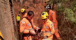 Homem cai em cisterna e é resgatado pelos Bombeiros no bairro Independência, em Montes Claros