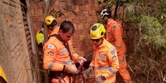 Homem cai em cisterna e é resgatado pelos Bombeiros no bairro Independência, em Montes Claros