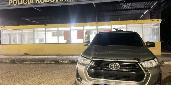 PRF prende dois homens com caminhonete clonada e roubada na cidade
