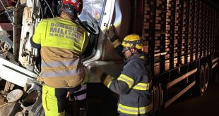 Acidente entre bitrens deixa motorista gravemente ferido na BR-365, em Montes Claros