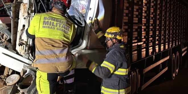 Acidente entre bitrens deixa motorista gravemente ferido na BR-365, em Montes Claros