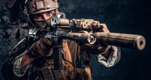 Soldado de elite das forças especiais em uniforme camuflado