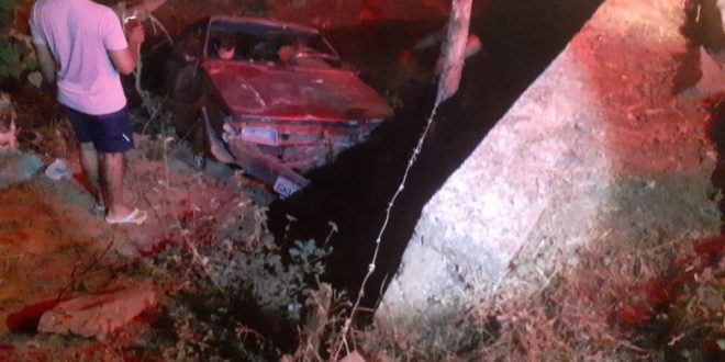 Carro cai de ponte em Montes Claros e homem é socorrido pelo SAMU