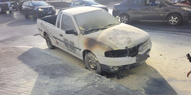Carro pega fogo na região central de Montes Claros