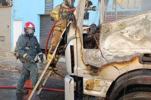 Incêndio em caminhão mobiliza Bombeiros na Avenida Corrêa Machado, em Montes Claros — 23 de junho de 2026