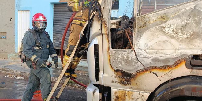 Incêndio em caminhão mobiliza Bombeiros na Avenida Corrêa Machado, em Montes Claros — 23 de junho de 2026