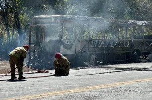 Ônibus pega fogo e fica destruído na BR-365 em Montes Claros neste domingo, 5 de julho de 2026