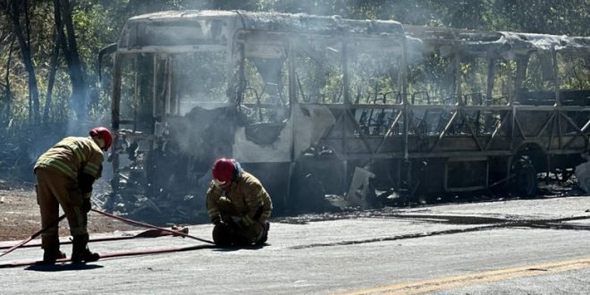 Ônibus pega fogo e fica destruído na BR-365 em Montes Claros neste domingo, 5 de julho de 2026