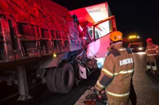 Colisão entre caminhões deixa motorista ferido na BR-135 em Montes Claros neste domingo 5 de julho de 2026