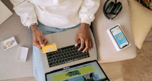 Código promocional vs. cashback: qual opção gera maior economia no final do mês?