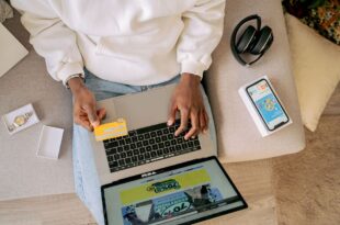 Código promocional vs. cashback: qual opção gera maior economia no final do mês?