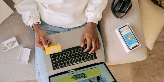 Código promocional vs. cashback: qual opção gera maior economia no final do mês?